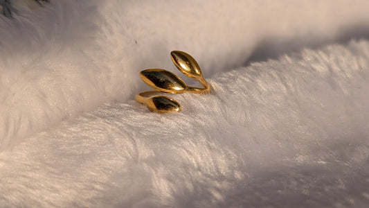 Bague Ouverte Ajustable en Acier Inoxydable Doré - Trio de Feuilles Élégantes