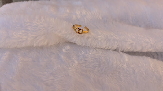 Bague Fine en Acier Inoxydable Doré avec Détail d'Attelage Épuré