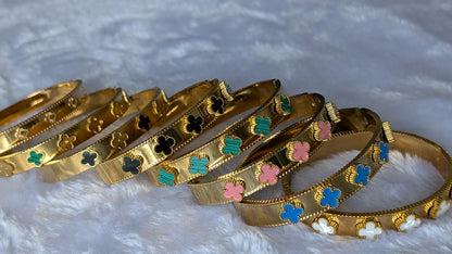 Bracelet rigides trèfles différentes couleurs